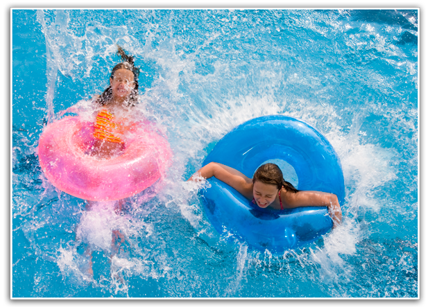 kids-splashing-in-the-pool-2 kids splashing in the pool